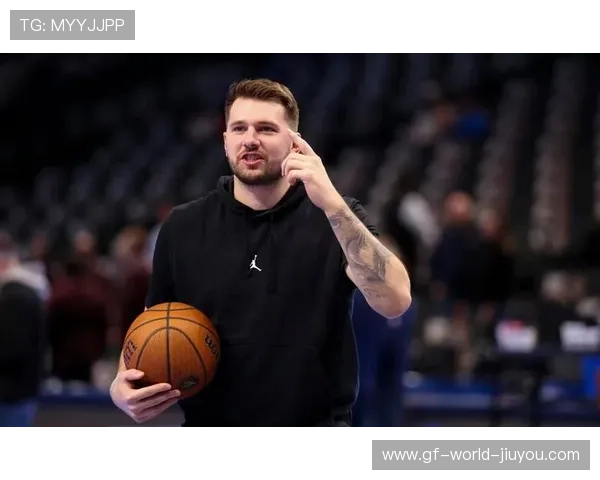 东契奇篮下扛着对抗硬打成功，独行侠打出血性